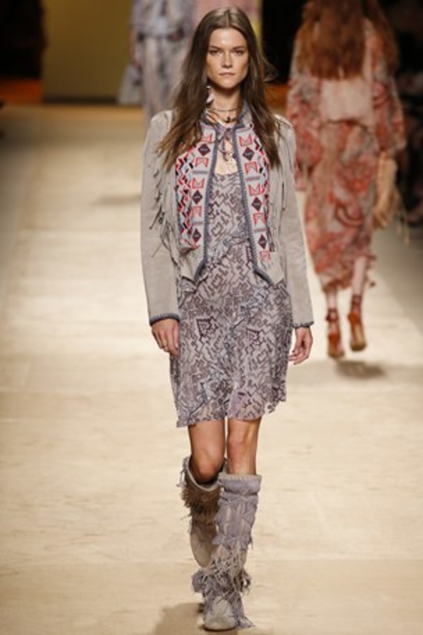 تصاميم Etro تحاكي المرأة العصرية والغجرية