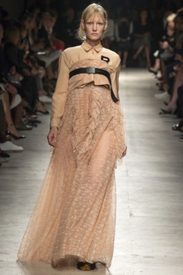 أناقة Rochas تنضح بجمال الأبيض والأسود