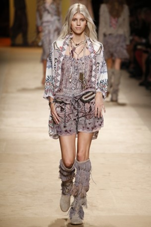 تصاميم Etro تحاكي المرأة العصرية والغجرية