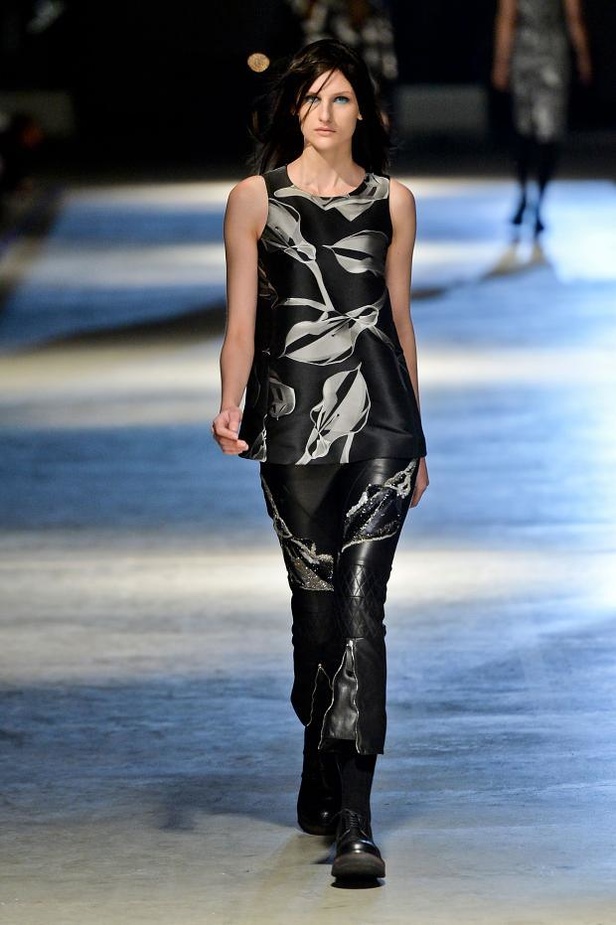 أزياء Giles... تفاصيل صغيرة تصنع الدهشة