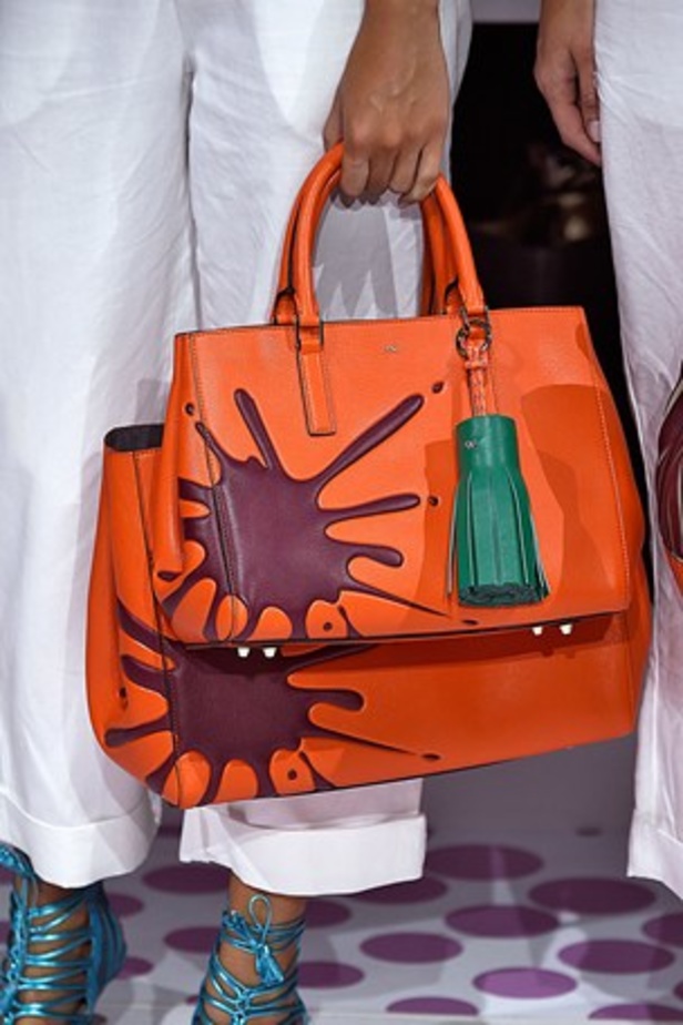 "الحقائب أيضاً لها مشاعر" في عرض Anya Hindmarch
