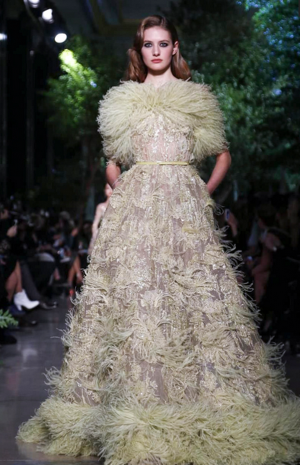 Elie Saab يمنح سندريلا سحر شهرزاد