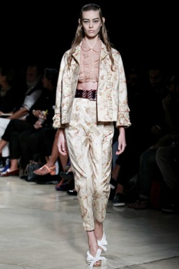 معاطف جلدية وسترات قصيرة في عرض  Miu Miu