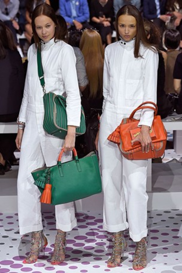 "الحقائب أيضاً لها مشاعر" في عرض Anya Hindmarch