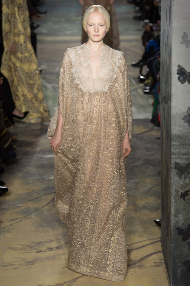  Valentino لمسات راقية وأناقة جاهزة