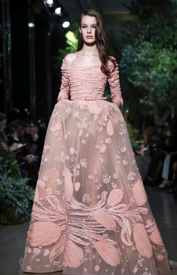 Elie Saab يمنح سندريلا سحر شهرزاد