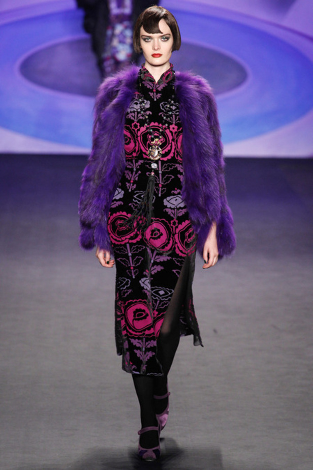 Anna Sui تجمع بين الأناقة والجرأة