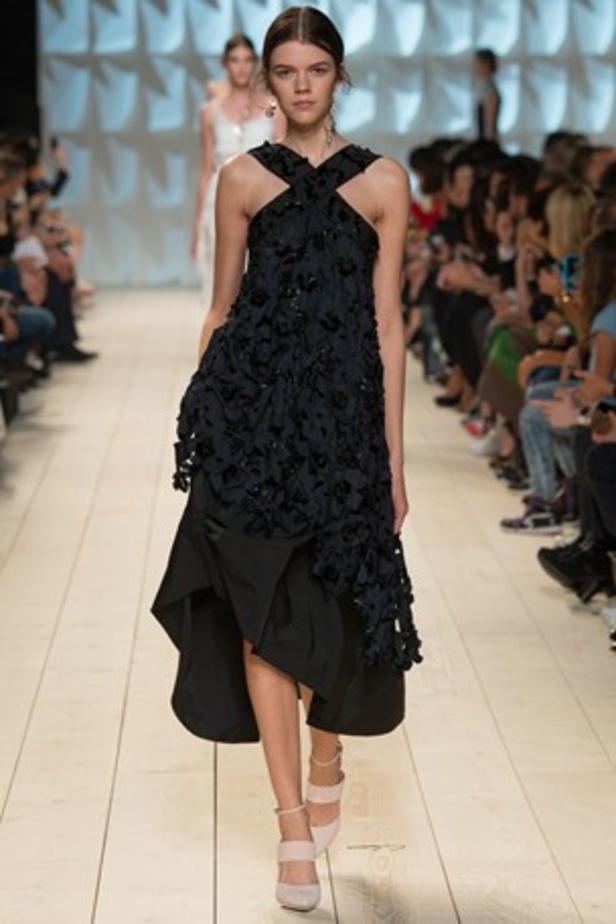 الأنوثة والرقي يتناغمان في مجموعة  Nina Ricci