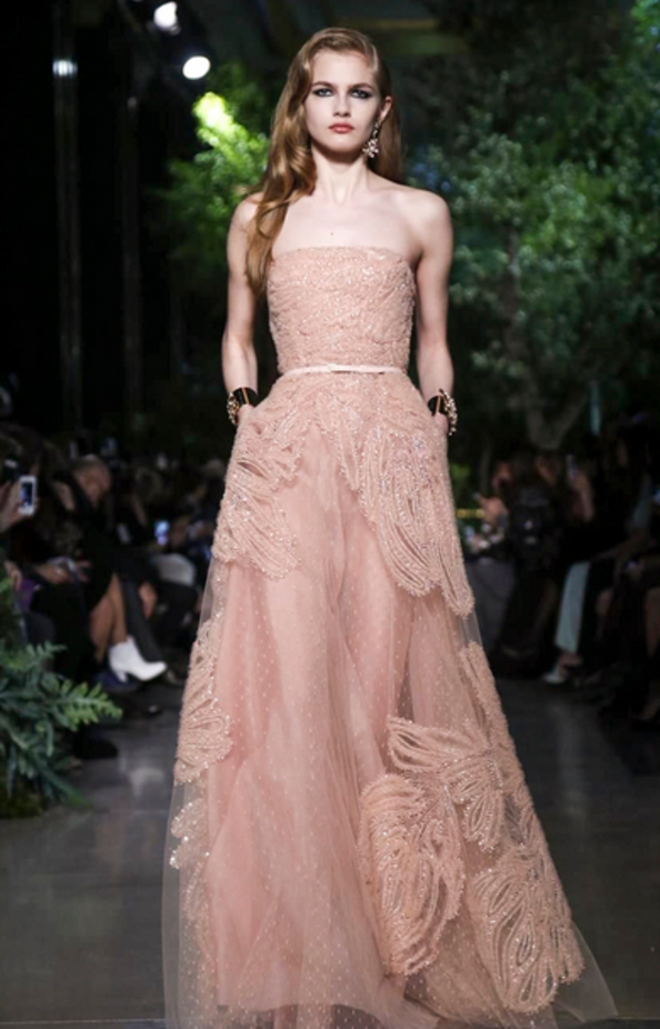 Elie Saab يمنح سندريلا سحر شهرزاد