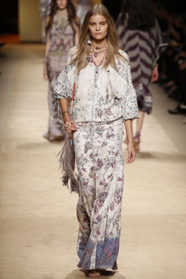 تصاميم Etro تحاكي المرأة العصرية والغجرية