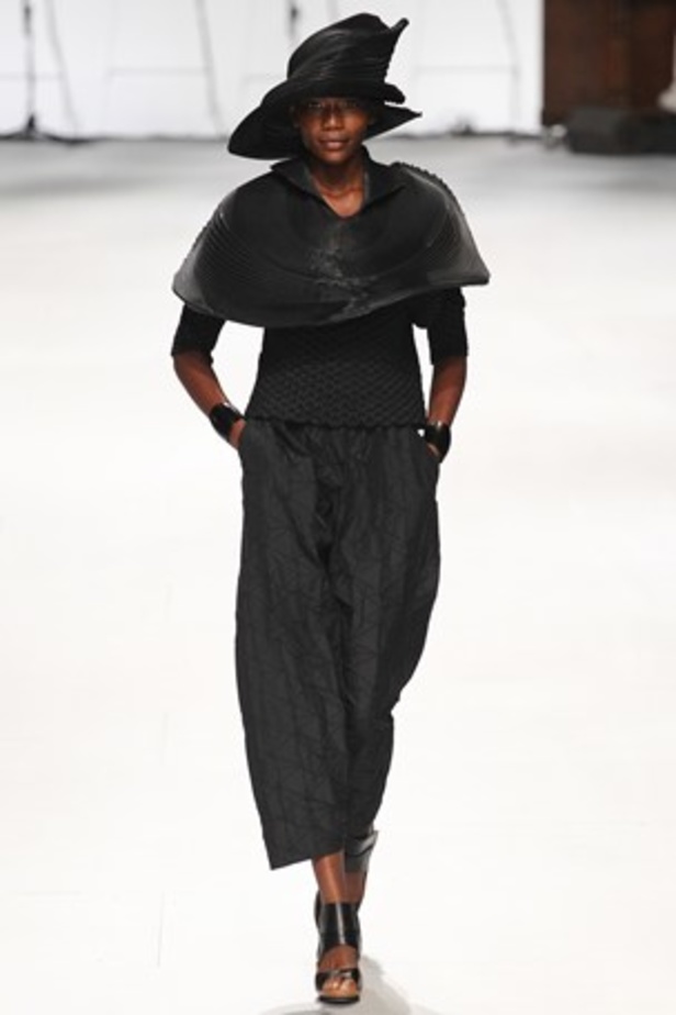 لمسات عصرية ومضلّعة في عرض  ISSEY MIYAKE