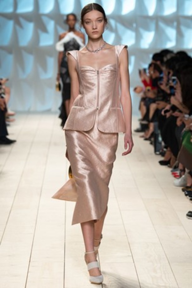 الأنوثة والرقي يتناغمان في مجموعة  Nina Ricci