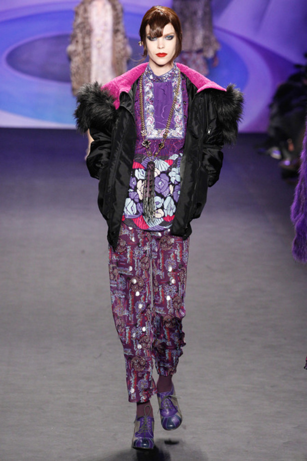 Anna Sui تجمع بين الأناقة والجرأة