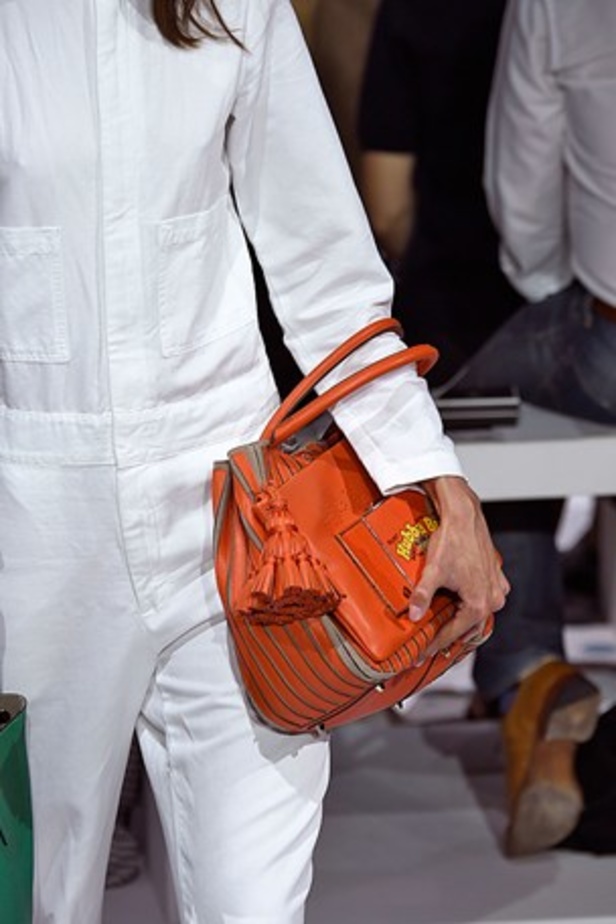 "الحقائب أيضاً لها مشاعر" في عرض Anya Hindmarch