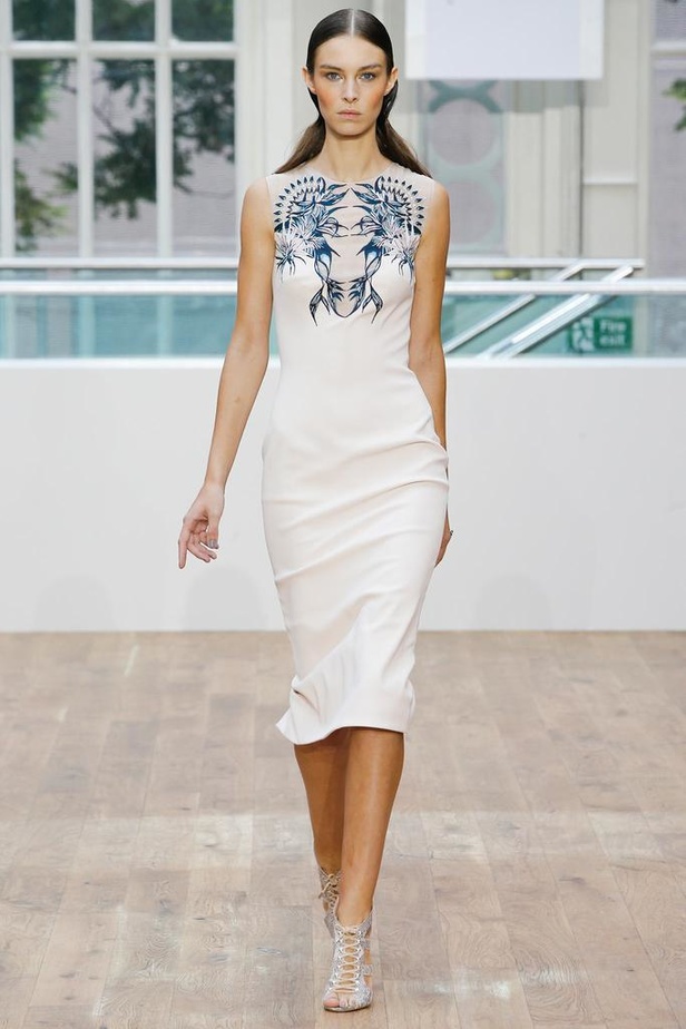 القصات المستقيمة تحمل توقيع جوليان ماكدونالد