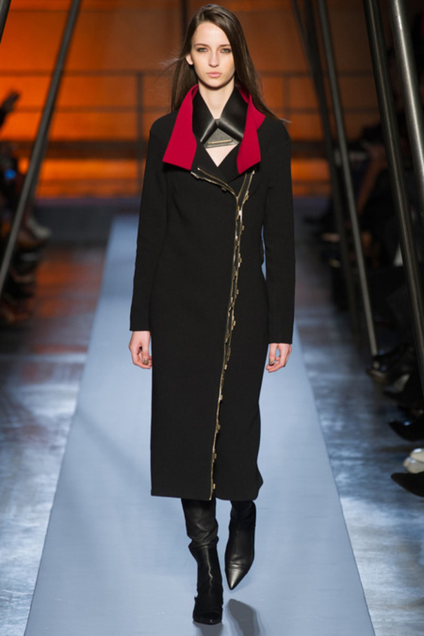 Roland Mouret خريف غير عادي بالأحمر 