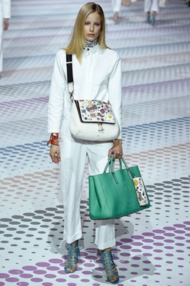 "الحقائب أيضاً لها مشاعر" في عرض Anya Hindmarch