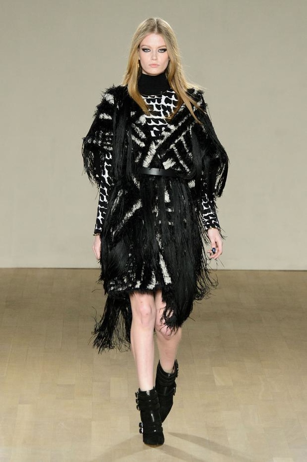 مجموعة Issa تتناغم بين الشراريب والأشكال الهندسية