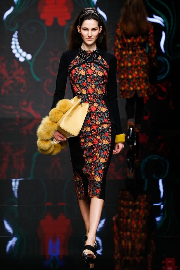 لمسات الفرو والشراريب تغمر عروض Aigner