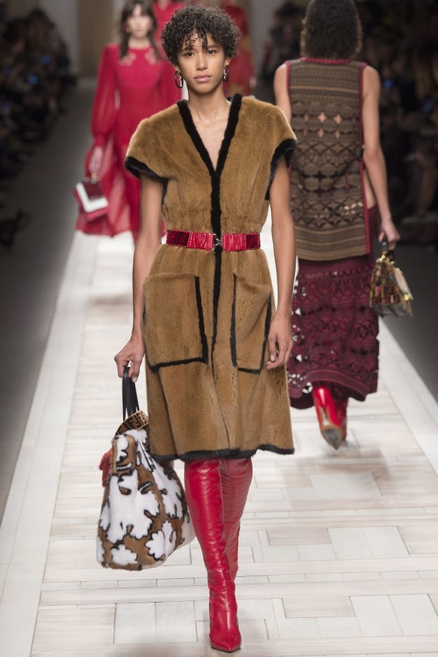 ازياء مزينة بالفرو الفاخر والزهور تسيطر على مجموعة fendi لخريف وشتاء 2018