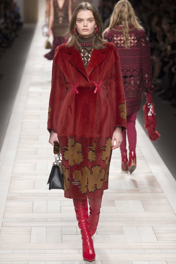 ازياء مزينة بالفرو الفاخر والزهور تسيطر على مجموعة fendi لخريف وشتاء 2018