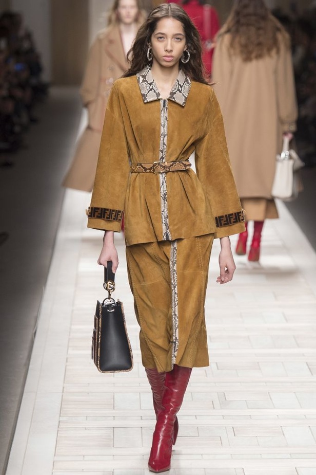 ازياء مزينة بالفرو الفاخر والزهور تسيطر على مجموعة fendi لخريف وشتاء 2018