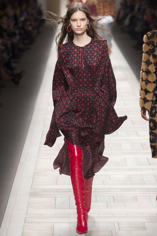 ازياء مزينة بالفرو الفاخر والزهور تسيطر على مجموعة fendi لخريف وشتاء 2018