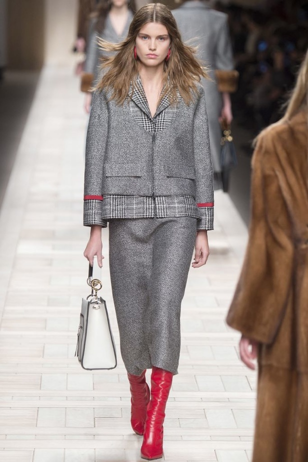 ازياء مزينة بالفرو الفاخر والزهور تسيطر على مجموعة fendi لخريف وشتاء 2018