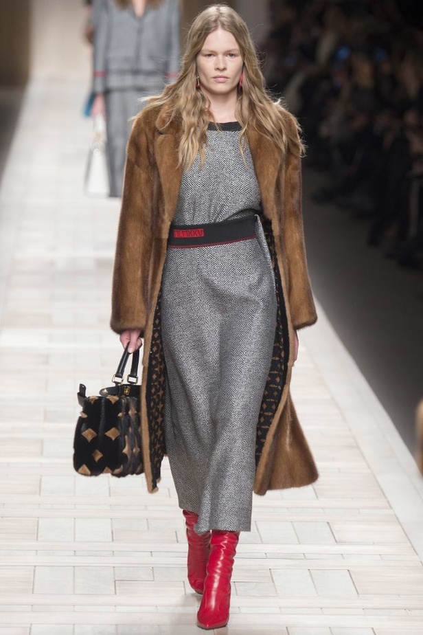 ازياء مزينة بالفرو الفاخر والزهور تسيطر على مجموعة fendi لخريف وشتاء 2018