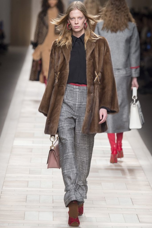 ازياء مزينة بالفرو الفاخر والزهور تسيطر على مجموعة fendi لخريف وشتاء 2018