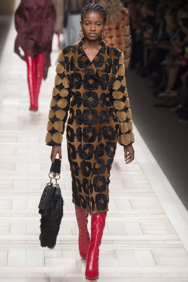 ازياء مزينة بالفرو الفاخر والزهور تسيطر على مجموعة fendi لخريف وشتاء 2018
