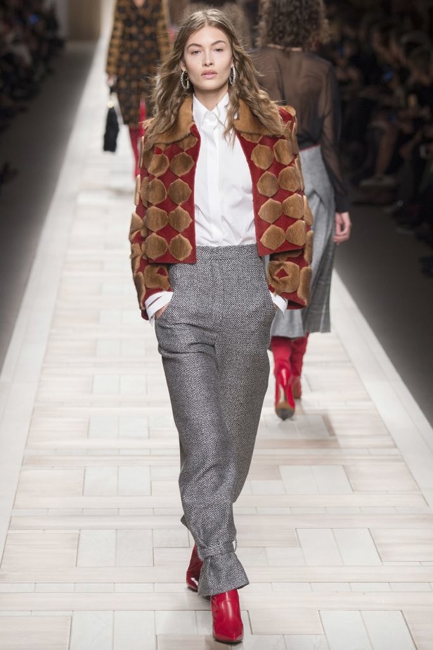 ازياء مزينة بالفرو الفاخر والزهور تسيطر على مجموعة fendi لخريف وشتاء 2018