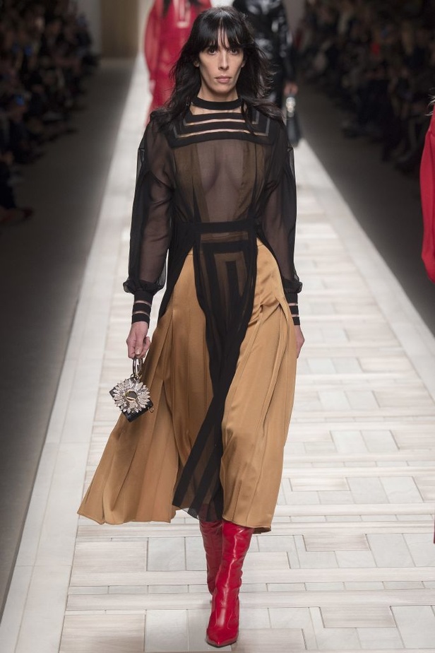 ازياء مزينة بالفرو الفاخر والزهور تسيطر على مجموعة fendi لخريف وشتاء 2018