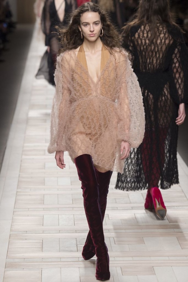ازياء مزينة بالفرو الفاخر والزهور تسيطر على مجموعة fendi لخريف وشتاء 2018