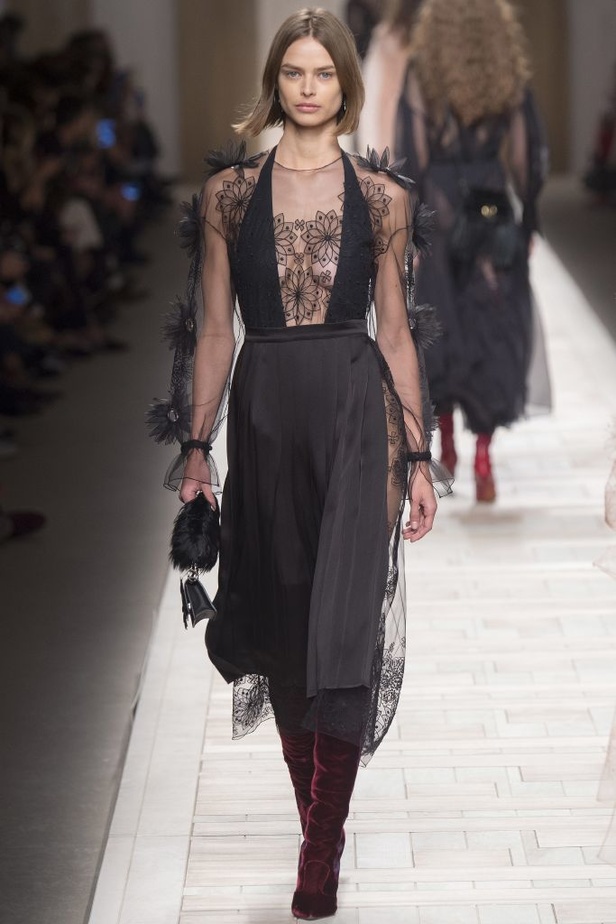 ازياء مزينة بالفرو الفاخر والزهور تسيطر على مجموعة fendi لخريف وشتاء 2018