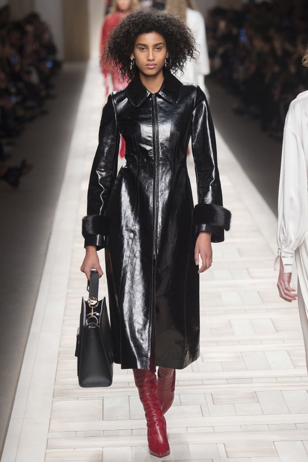 ازياء مزينة بالفرو الفاخر والزهور تسيطر على مجموعة fendi لخريف وشتاء 2018