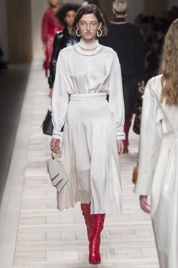 ازياء مزينة بالفرو الفاخر والزهور تسيطر على مجموعة fendi لخريف وشتاء 2018