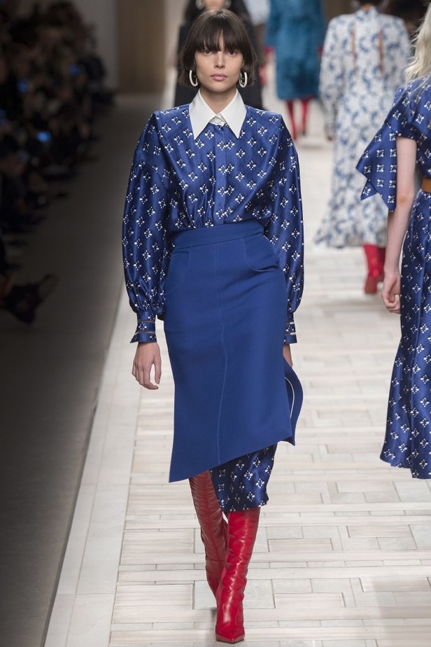 ازياء مزينة بالفرو الفاخر والزهور تسيطر على مجموعة fendi لخريف وشتاء 2018