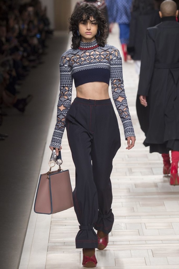 ازياء مزينة بالفرو الفاخر والزهور تسيطر على مجموعة fendi لخريف وشتاء 2018