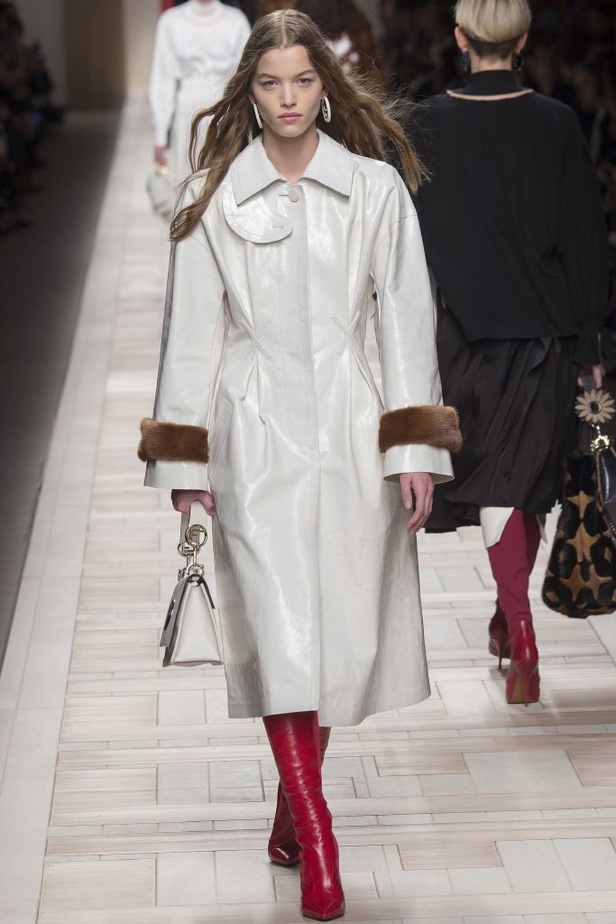 ازياء مزينة بالفرو الفاخر والزهور تسيطر على مجموعة fendi لخريف وشتاء 2018