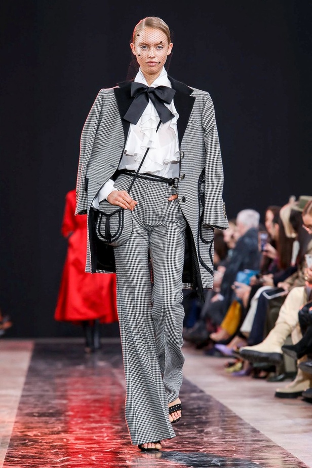 مجموعة Elie Saab لخريف وشتاء 2020-2021 خلال اسبوع الموضة في باريس