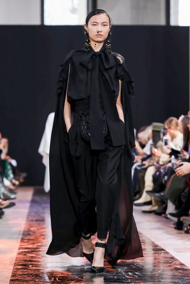مجموعة Elie Saab لخريف وشتاء 2020-2021 خلال اسبوع الموضة في باريس