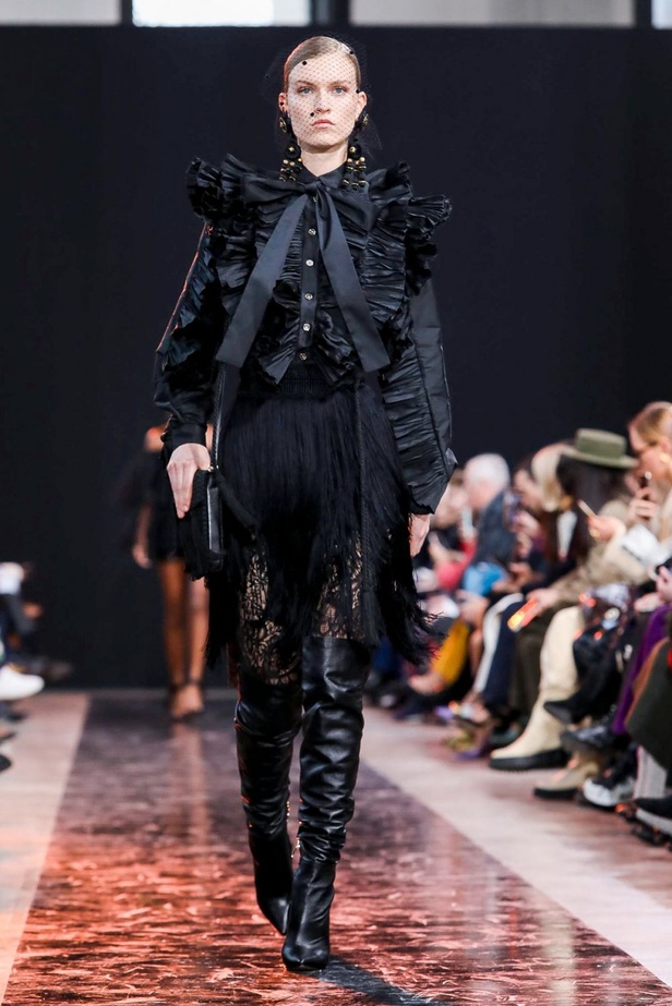 مجموعة Elie Saab لخريف وشتاء 2020-2021 خلال اسبوع الموضة في باريس