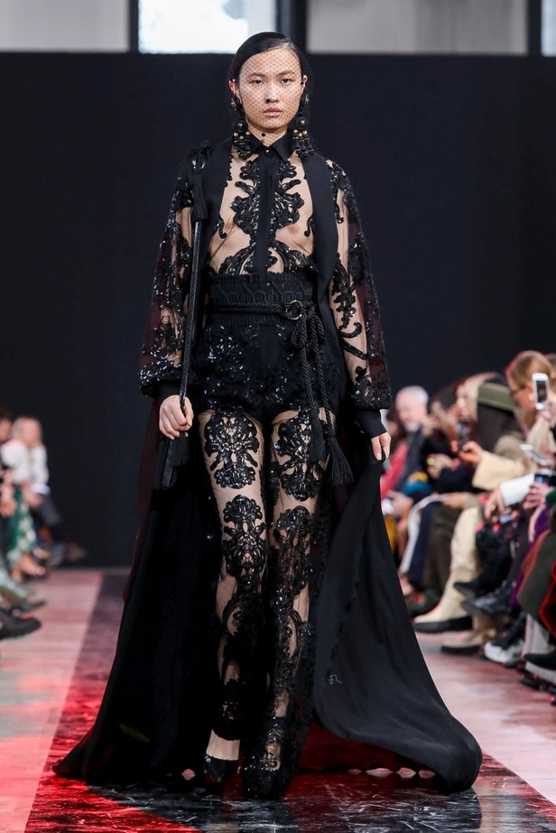 مجموعة Elie Saab لخريف وشتاء 2020-2021 خلال اسبوع الموضة في باريس