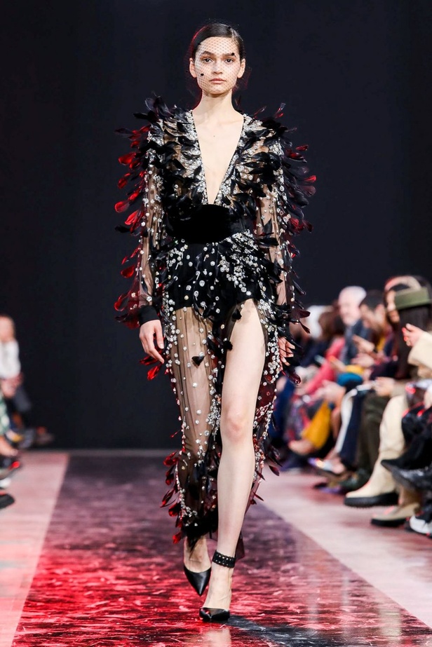 مجموعة Elie Saab لخريف وشتاء 2020-2021 خلال اسبوع الموضة في باريس