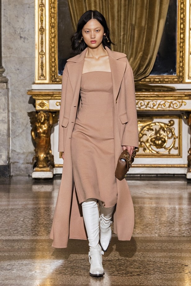 عرض ازياء ارمانو سيرفينو لموضة خريف وشتاء 2021-2022