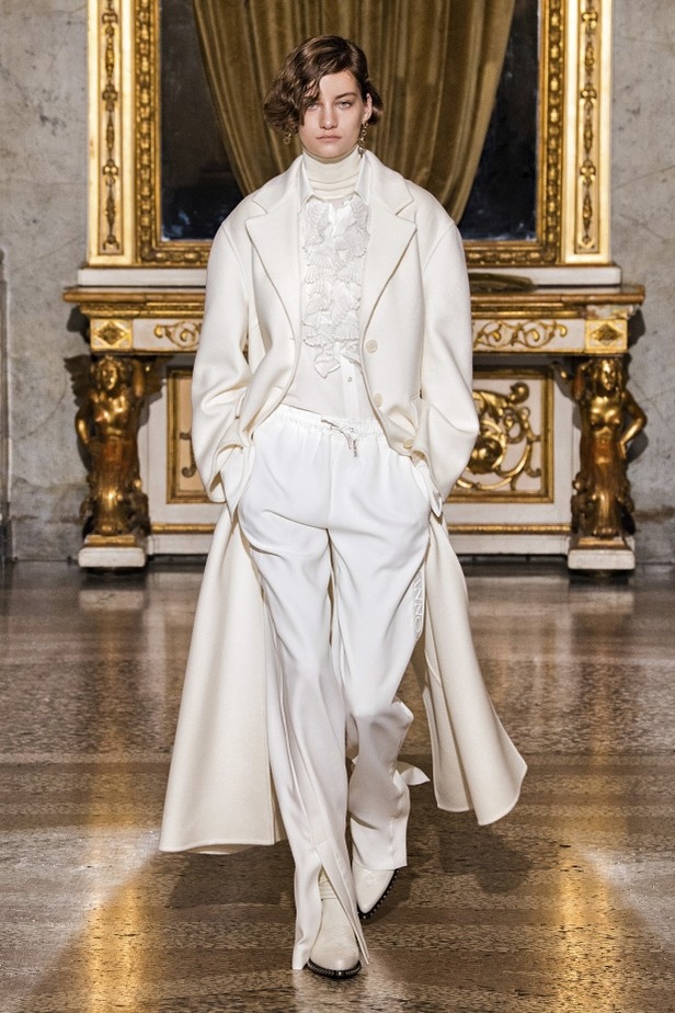 عرض ازياء ارمانو سيرفينو لموضة خريف وشتاء 2021-2022