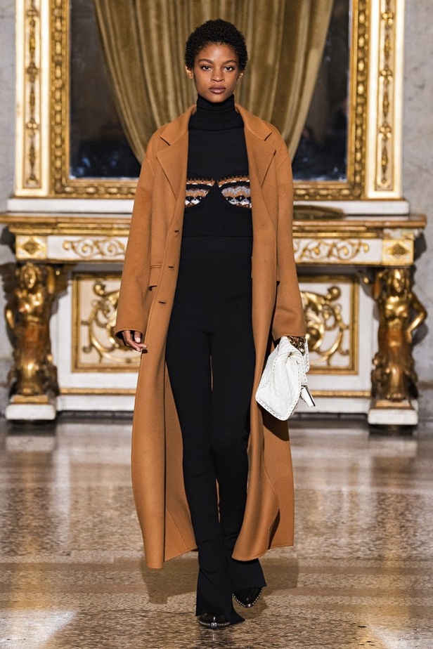 عرض ازياء ارمانو سيرفينو لموضة خريف وشتاء 2021-2022