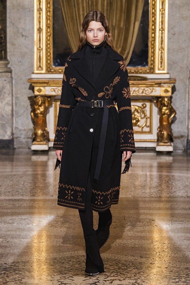 عرض ازياء ارمانو سيرفينو لموضة خريف وشتاء 2021-2022