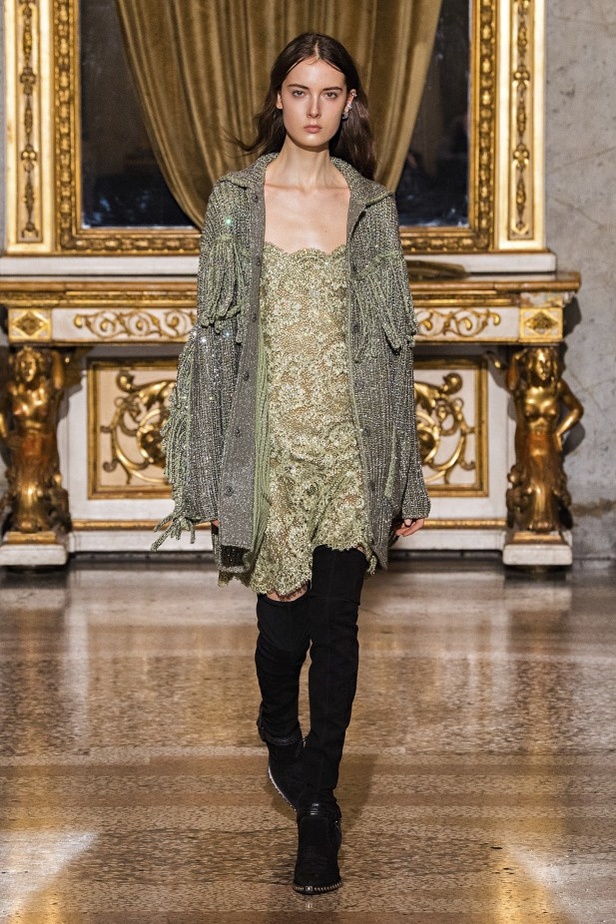 عرض ازياء ارمانو سيرفينو لموضة خريف وشتاء 2021-2022